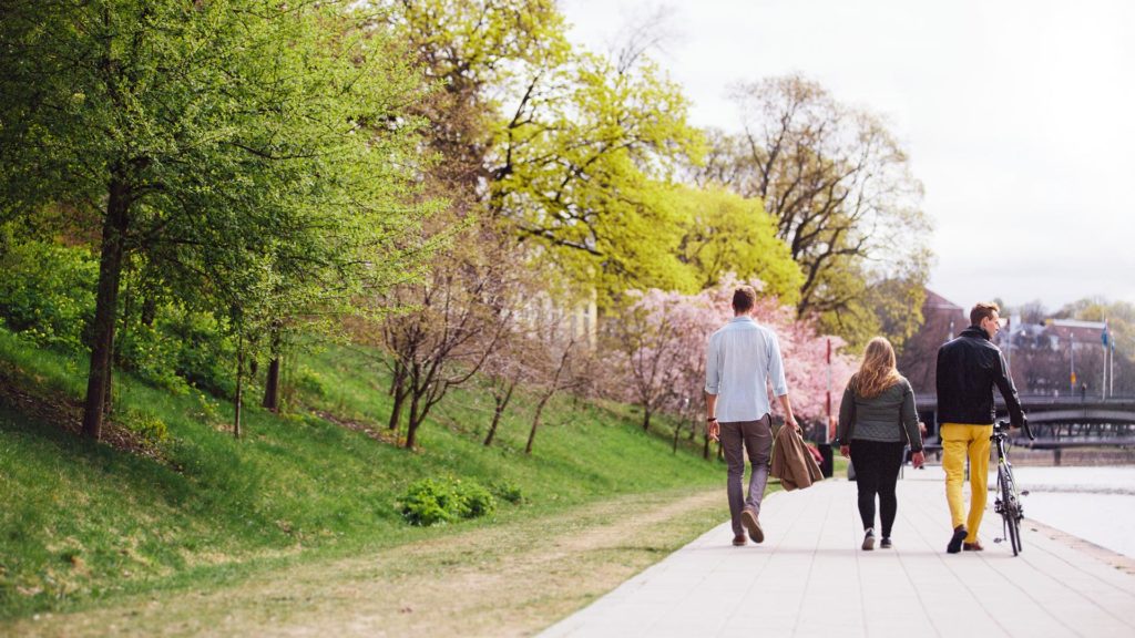 AboAkademi_studerande_akanten-1920 Students near Aura river